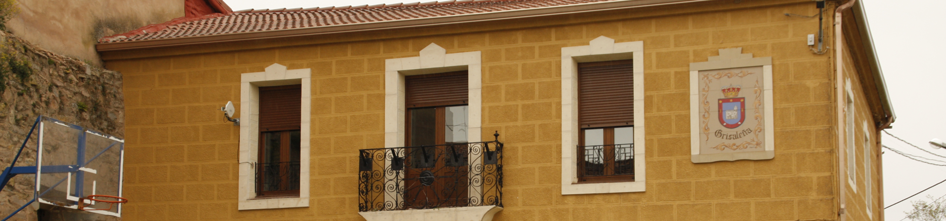 Fachada con escudo