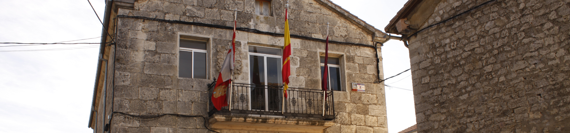 Balcon con banderas