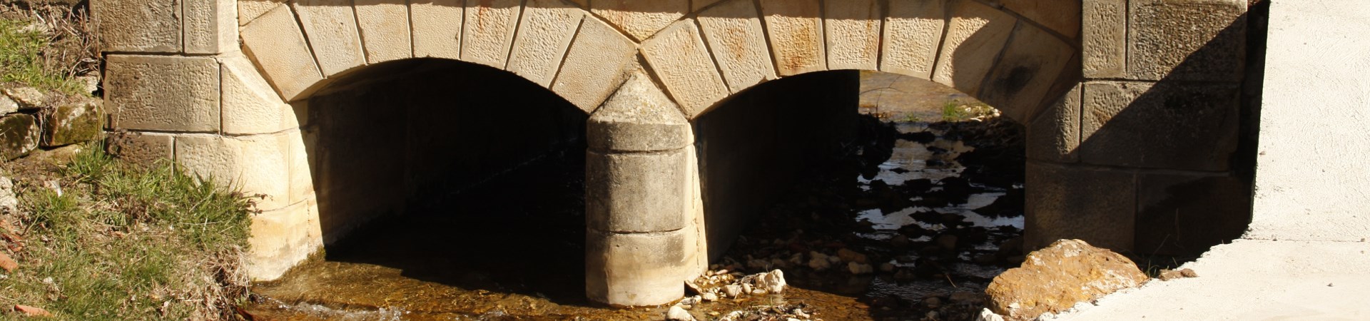 Fotografía de un puente con dos arcos