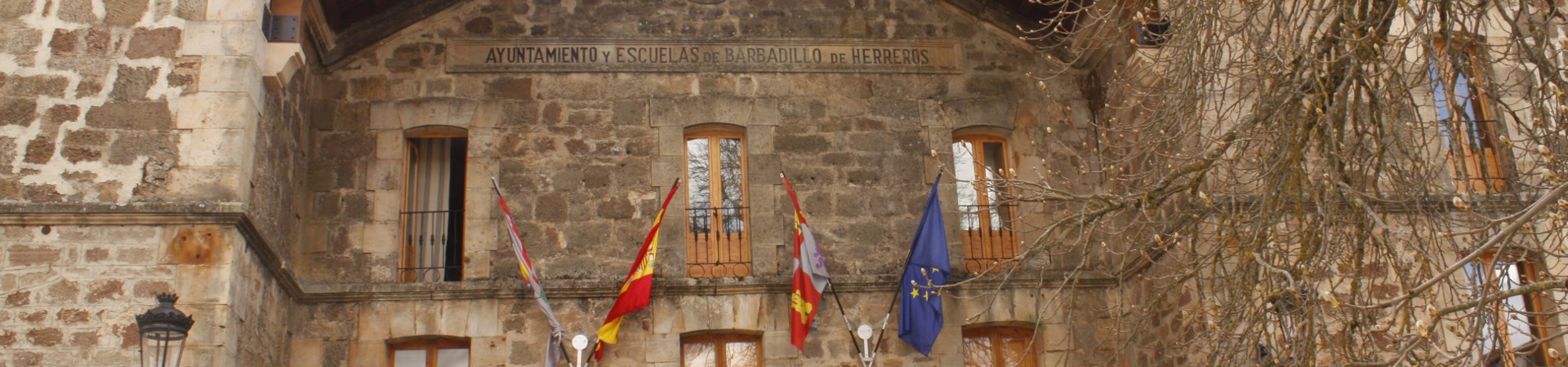 Fotografía de la fachada del ayuntamiento y escuelas de Barbadillo de Herreros