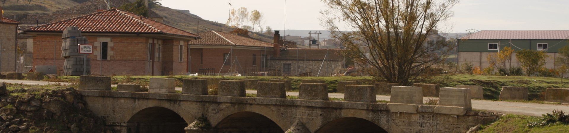 Fotografía de un puente con tres arcos