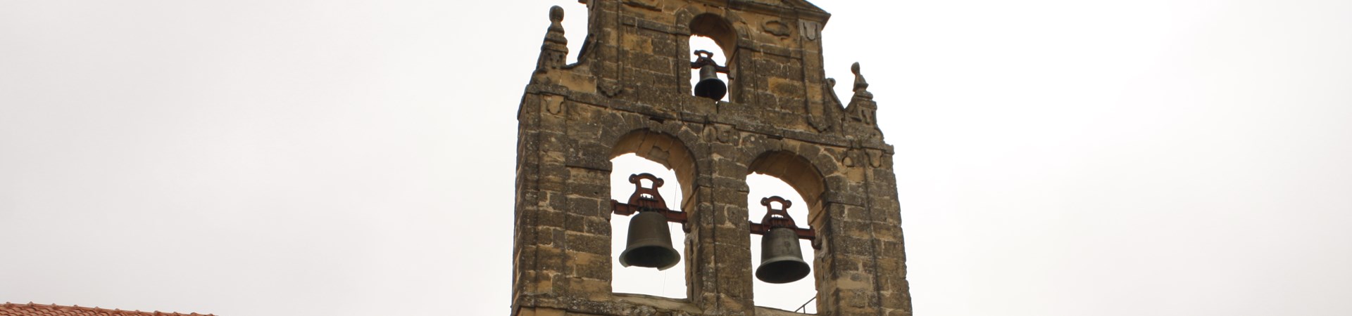 Fotografía del campanario de Bascuñana